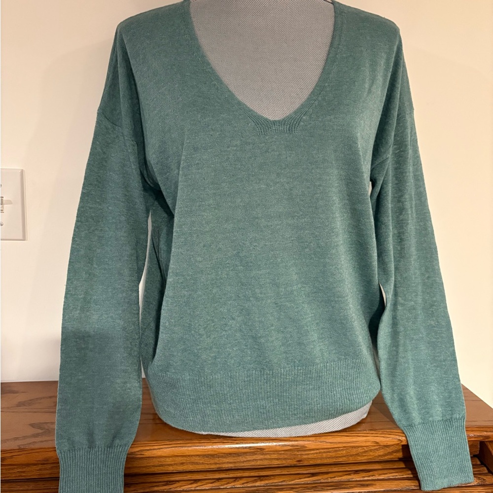 GAP Women's V-Neck long sleeve Sweater - Green size medium